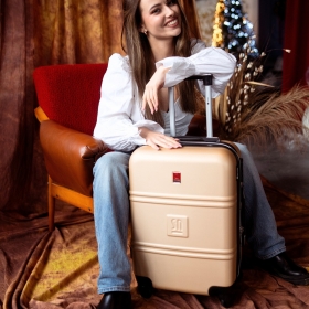 🐘🧳 Czy pamiętasz, że…?
.
W ofercie Słonia Torbalskiego znajdziesz nie tylko skórzane torebki i portfele, ale także walizki, które łączą solidność wykonania z ponadczasowym stylem✨✨ 
.
To idealny wybór dla tych, którzy cenią trwałość, funkcjonalność i elegancki design - również w podróży 😍 
.
Bo gdziekolwiek się wybierasz, Słoń Torbalski może pojechać z Tobą. ✈️
#SłońTorbalski 
.
#galanteriaskórzana #akcesoriaskórzane #skóranaturalna #walizka