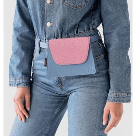 ✨ Torebka IDA od Słonia Torbalskiego ✨
.
Mała, ale superfunkcjonalna!
.
IDA może być noszona klasycznie na ramieniu albo jako nerka - dzięki dwóm wymiennym paskom dopasujesz ją do swojego stylu i dnia.
.
Ciekawi Was, co zmieści się w torebce IDA? 🐘🤍
Dajcie znać w komentarzach! 
#SłońTorbalski 
.
#galanteriaskórzana #skóranaturalna #colors #handmade